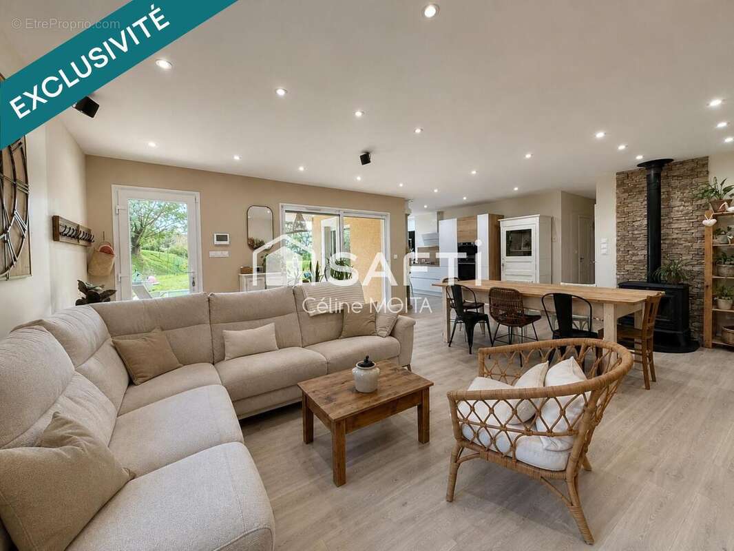 Maison 118 m² à Oytier-Saint-Oblas  - photo 2