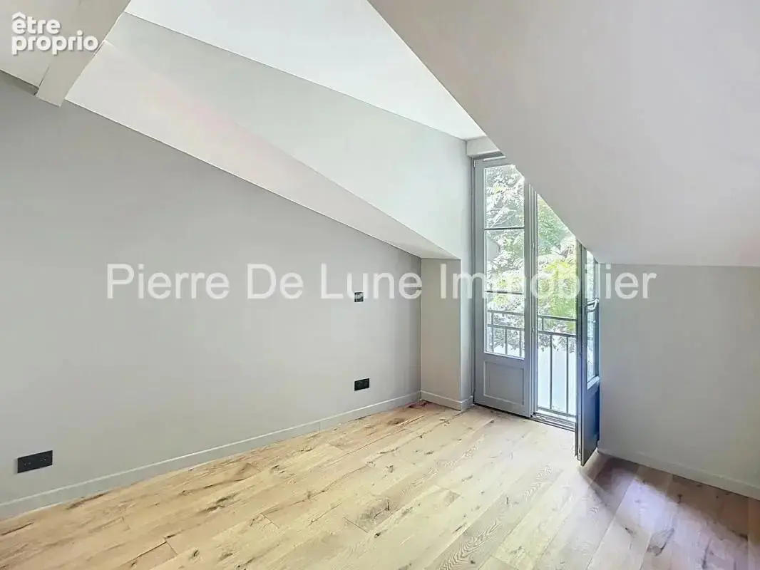 Lyon 4–t3 de charme au dernier étage avec vue sur la saône - photo 3