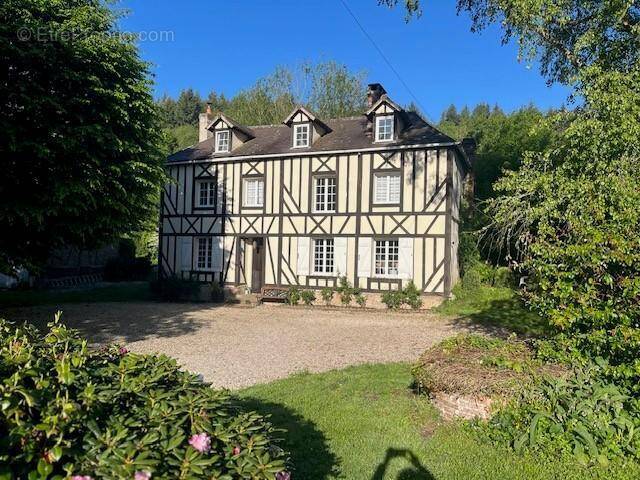 Maison à SAINT-MARTIN-DE-BIENFAITE-LA-CRESSONNIERE