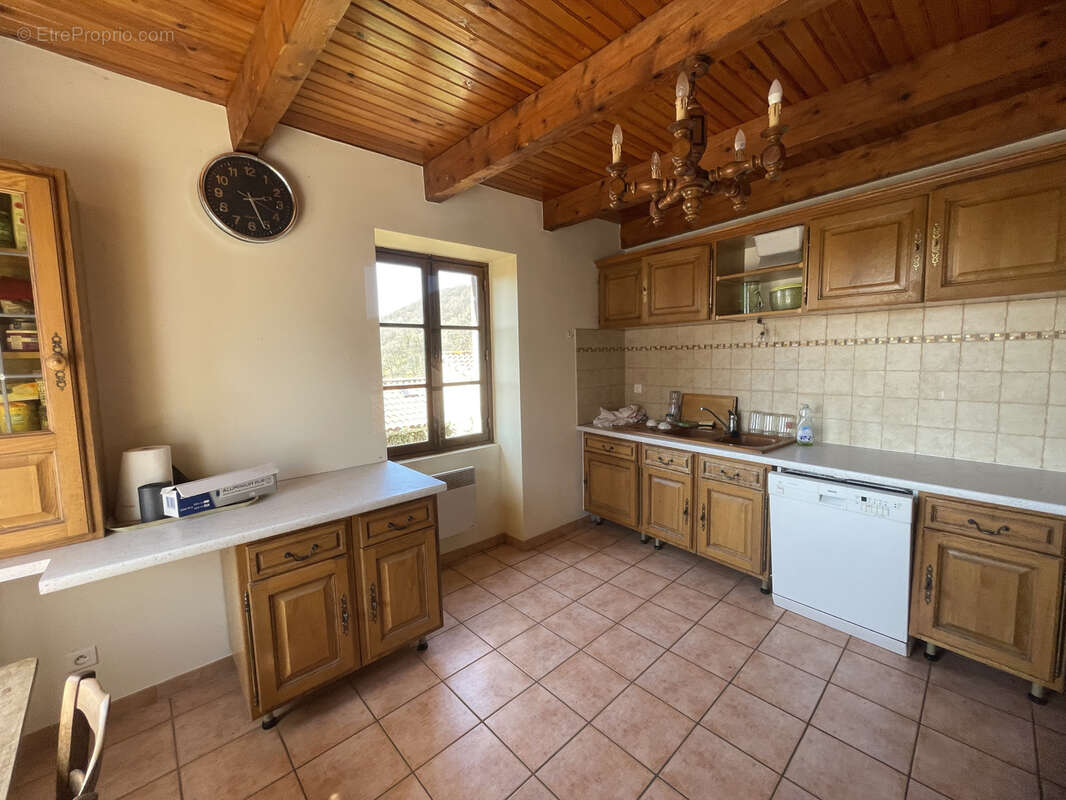 Maison à SAINT-VICTOR-ET-MELVIEU