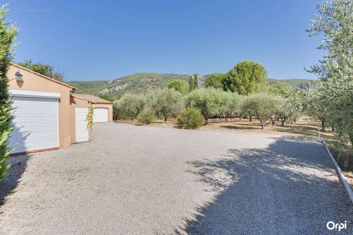 Villa Provençale de Plain-Pied à Saint-Zacharie — Écrin de Charme au Cœur d'un Domaine Arboré de 5 940 m² - photo 12