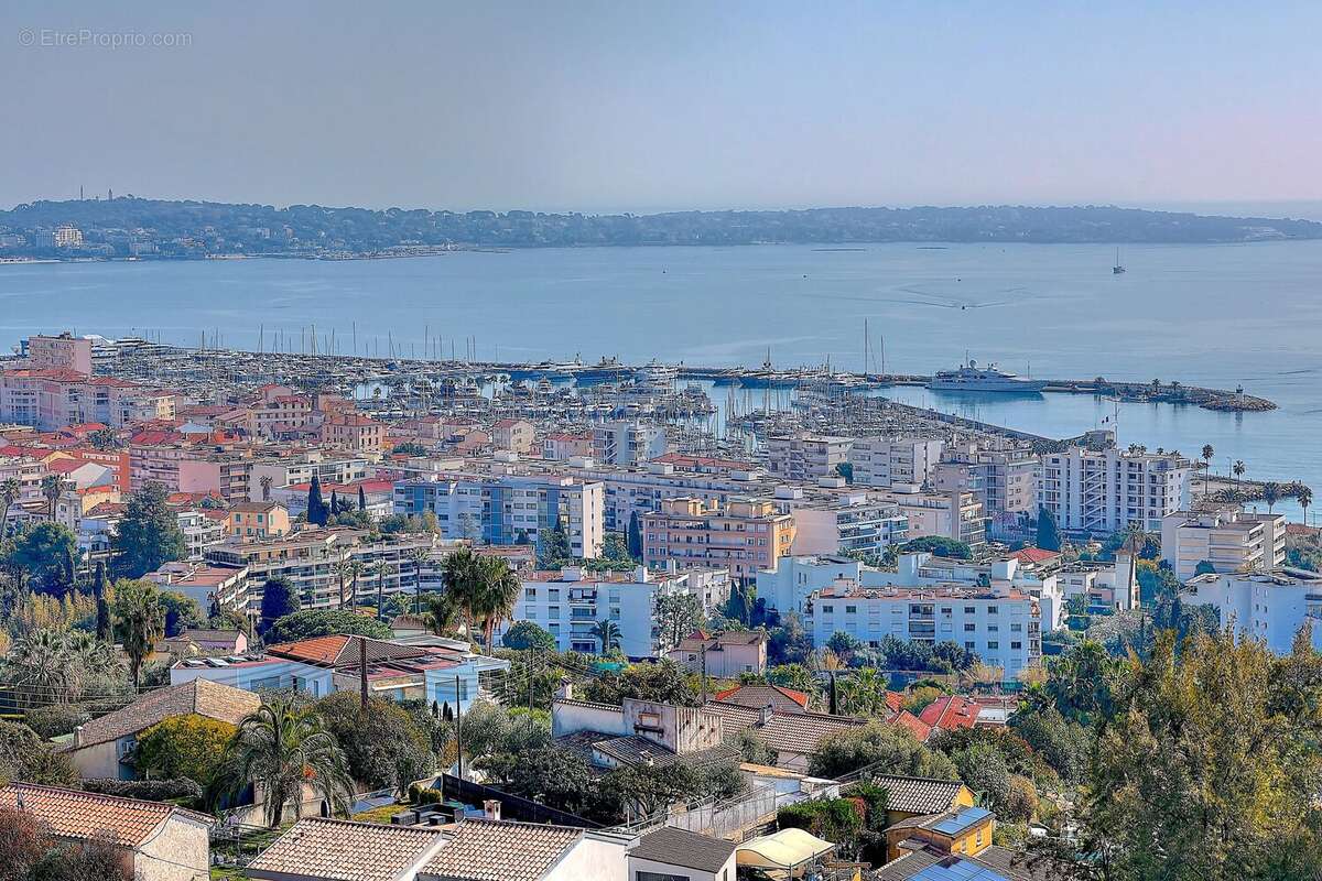 Appartement à VALLAURIS
