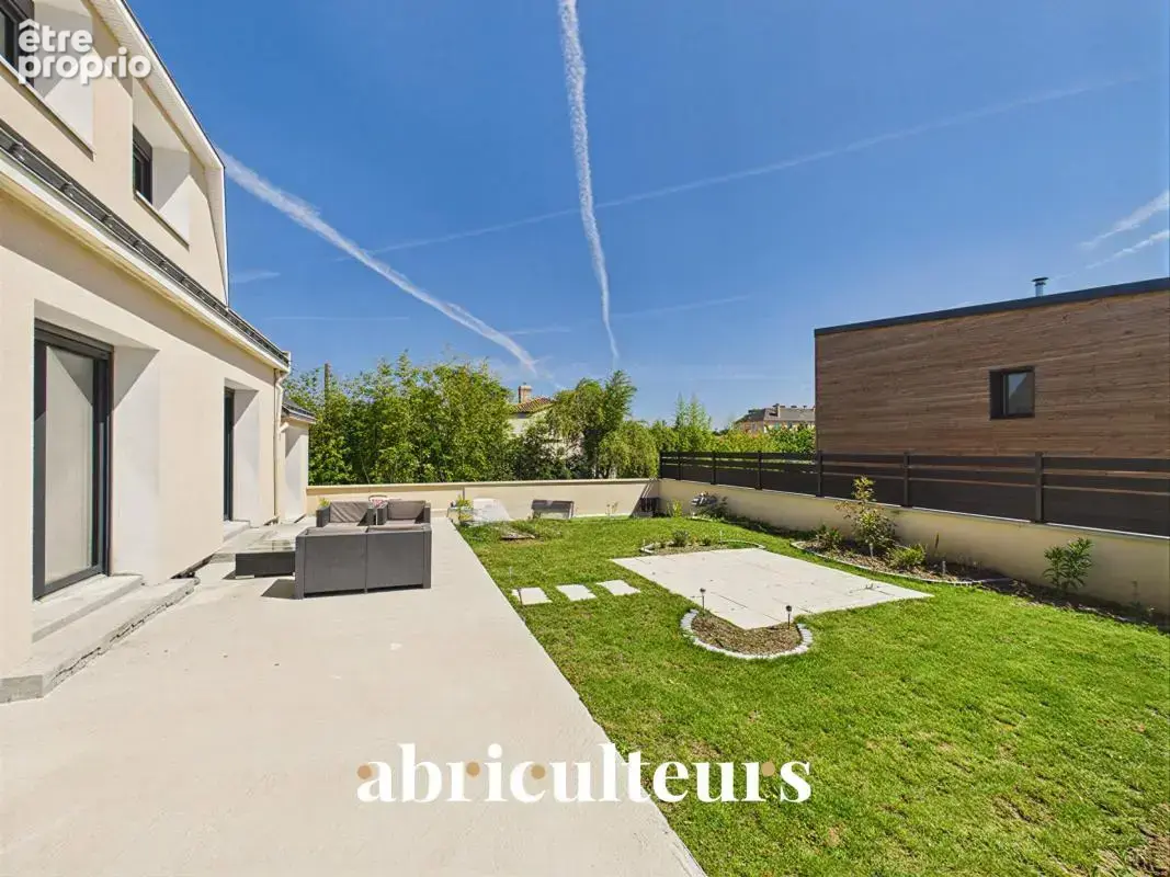 Spacieuse maison de 220 m² prête à vivre en vente à Couëron bourg (44220) - photo 2