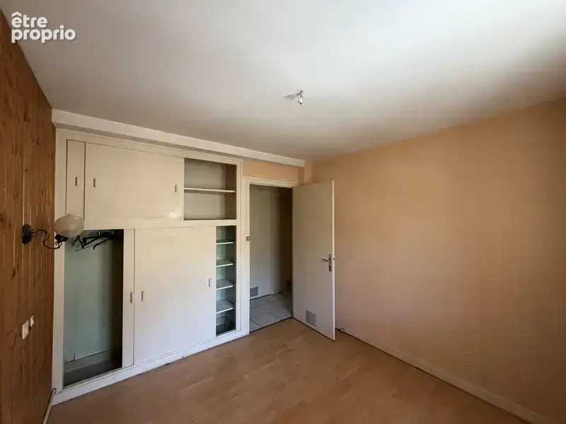 Saint Claude, proche de la gare, Appartement Type 3 à rénover - photo 2