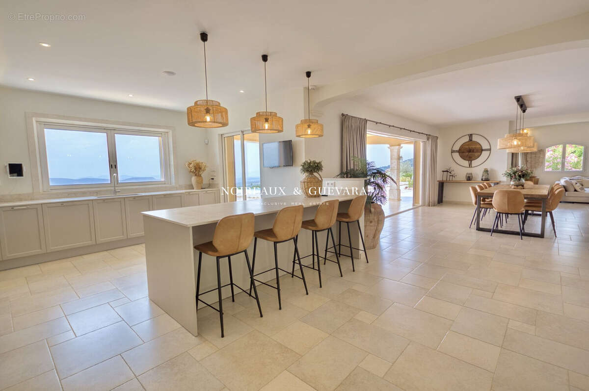 Maison 400 m² à Seillans  - photo 7