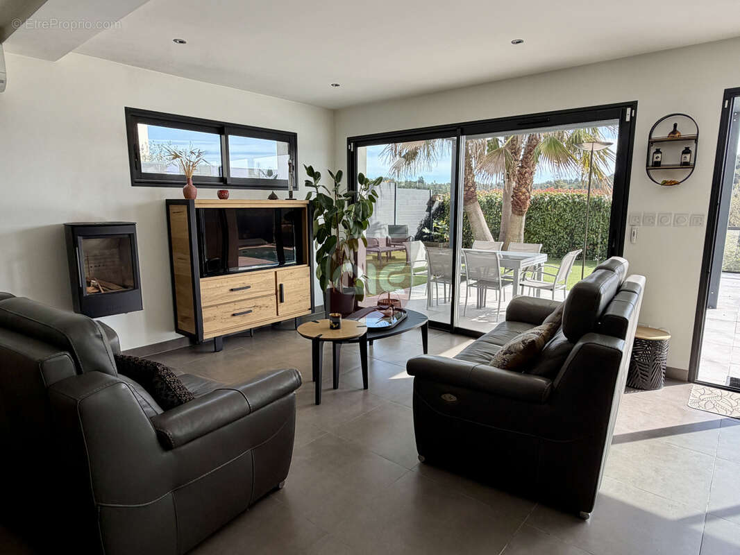 EXCLUSIVITÉ A.I.E. !! Superbe villa T4 récente avec vue dégagée. - photo 10