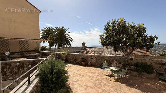 Magnifique à vendre T3 dans Maison de village terrasse, vue mer, garage - photo 2