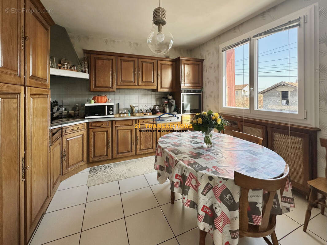 Maison à MONTROND-LES-BAINS