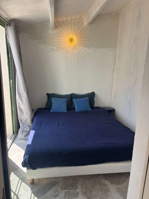 Pied à Terre avec petite cour pavée à 2 pas des commerces de St Sauveur. - photo 9