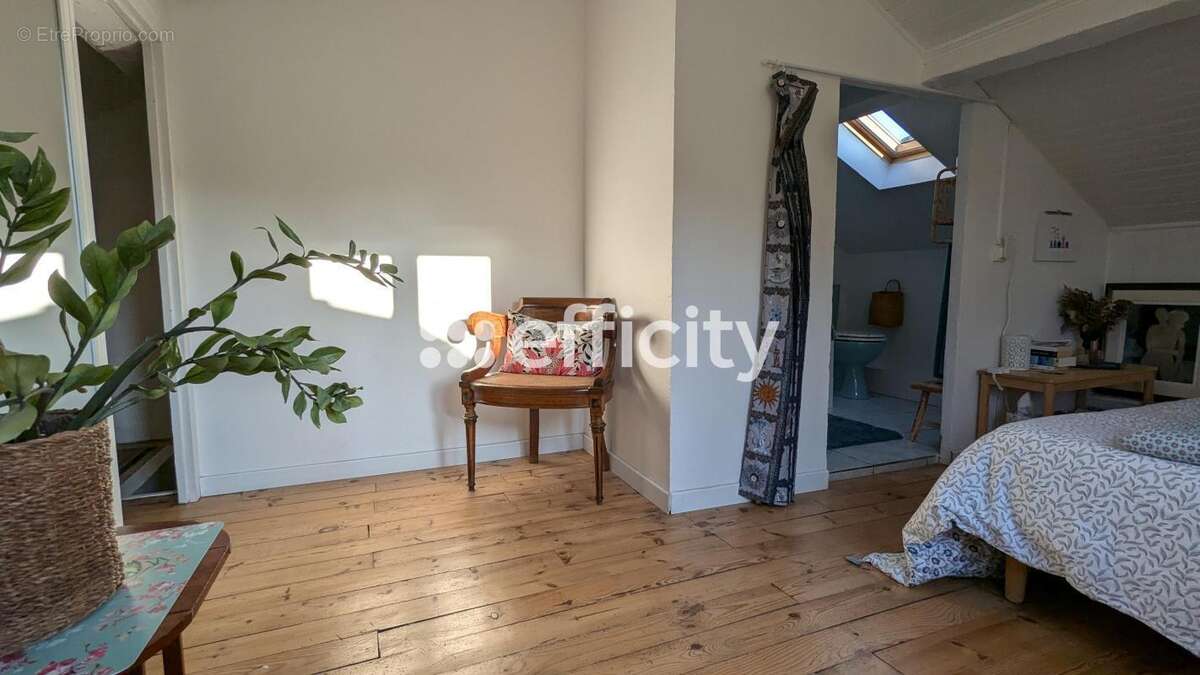 Maison à LA MONNERIE-LE-MONTEL