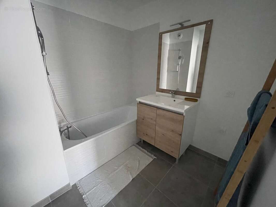 Appartement à PINS-JUSTARET