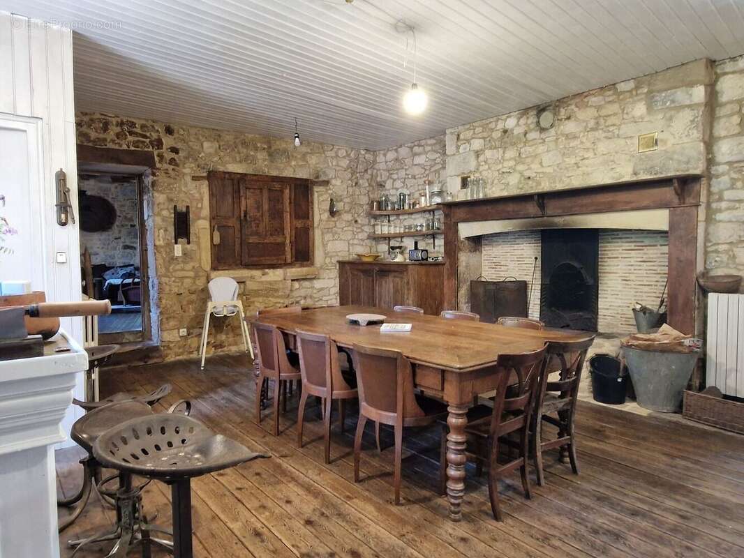 Propriété de charme avec dépendances, piscine et jardin dans un hameau. - photo 8