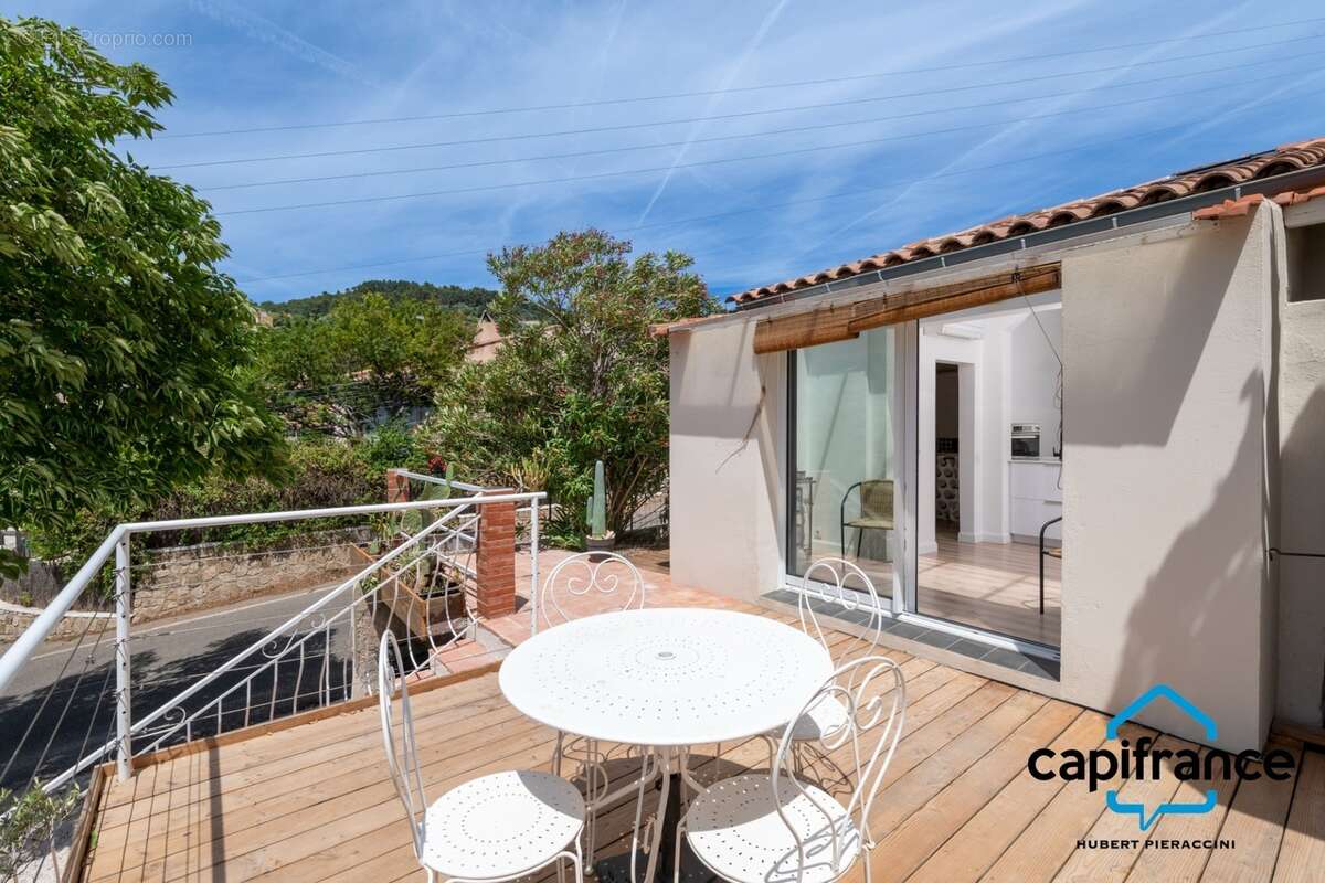 83 Ollioules La Courtine, Maison entierement rénovée avec goût, de 123 m2 (avec un studio) sur 386 m2 stationnement facile - photo 8