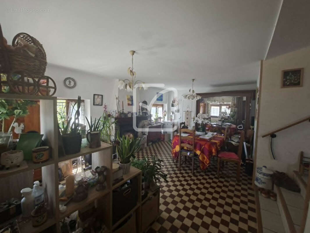 Maison individuelle en pierre, 136 m2, 4 chambres, terrain arboré clos de 1364 m2   Evriguet - photo 4