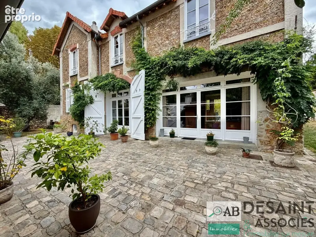 A vendre à Lagny sur Marne propriété de caractère quartier Saint Laurent. - photo 2