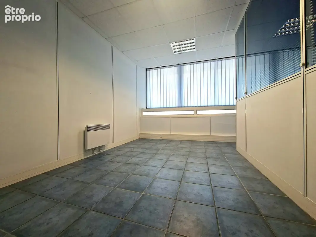 Local 142m2 -  entrepot + bureaux - grand parking - acces pl - photo 8