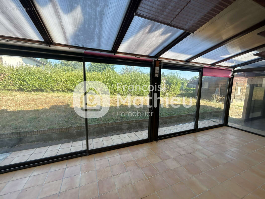 Clémenciat - Maison T3 d'environ 114m2 avec garage, cave et terrain d'environ 452m2. - photo 6