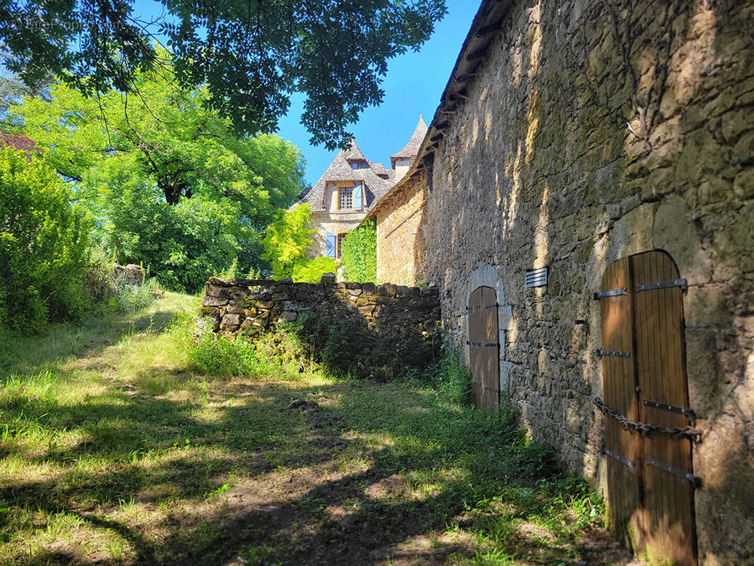Maison de caractère de 200 m² avec dépendances et terrain de 6 800 m² - photo 8