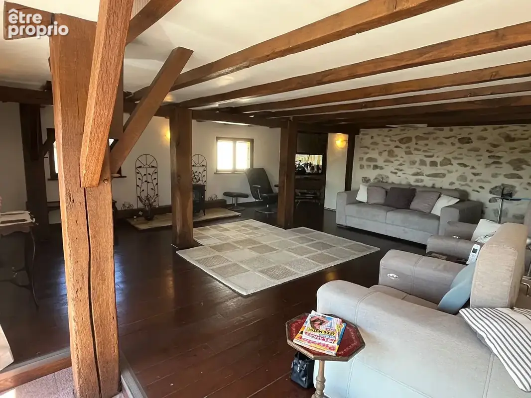Charmante propriété individuelle en pierre rénovée avec grange, hangar, grand jardin, piscine et magnifique vue dégagée sur la c - photo 5