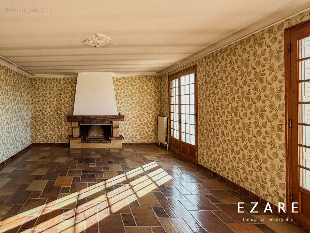 Etat actuel de la pièce de vie  - Maison à BEAUNE