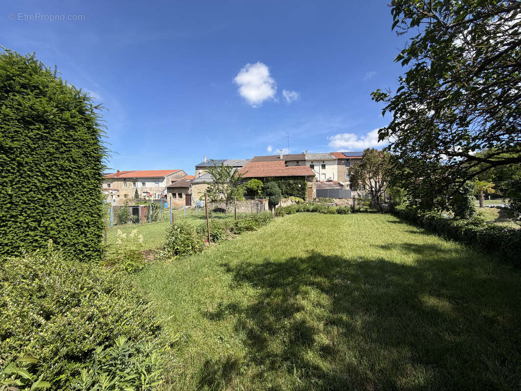 Maison mitoyenne F5 avec grange et dépendances sur 17,26 are - photo 16