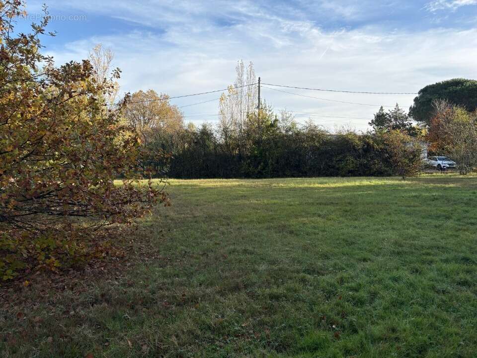 Terrain à LAPEYROUSE-FOSSAT