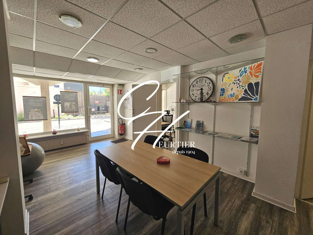 Commerce 42 m² à Voiron  - photo 2
