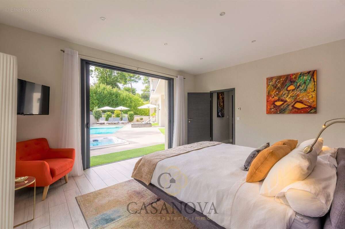 Maison à SAINT-CLEMENT-DE-RIVIERE