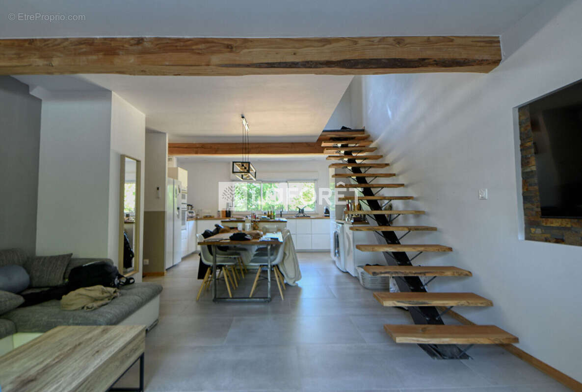 Propriété de 191 m² avec deux habitations indépendantes, piscine et hangar de 140 m² à vendre à Montans - photo 9