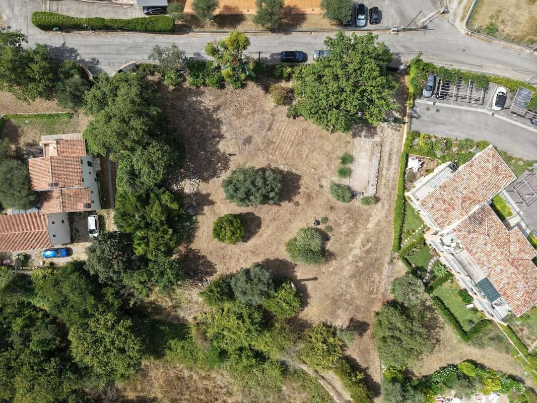 Roquefort Les Pins - Terrain plat constructible de 2513 m2 - photo 5