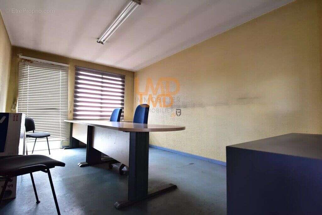 Commerce à SALLES-CURAN