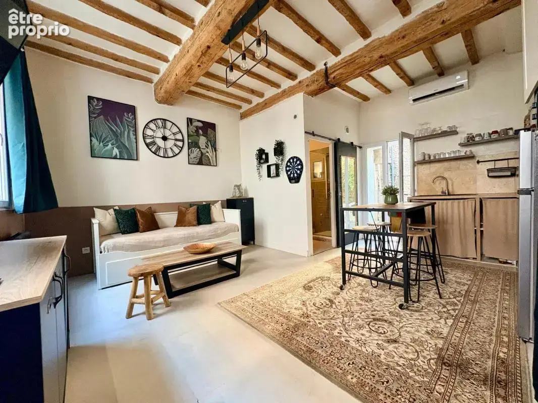 Studio rénové et meublé avec cour commune _ Centre ville de Nîmes - photo 1