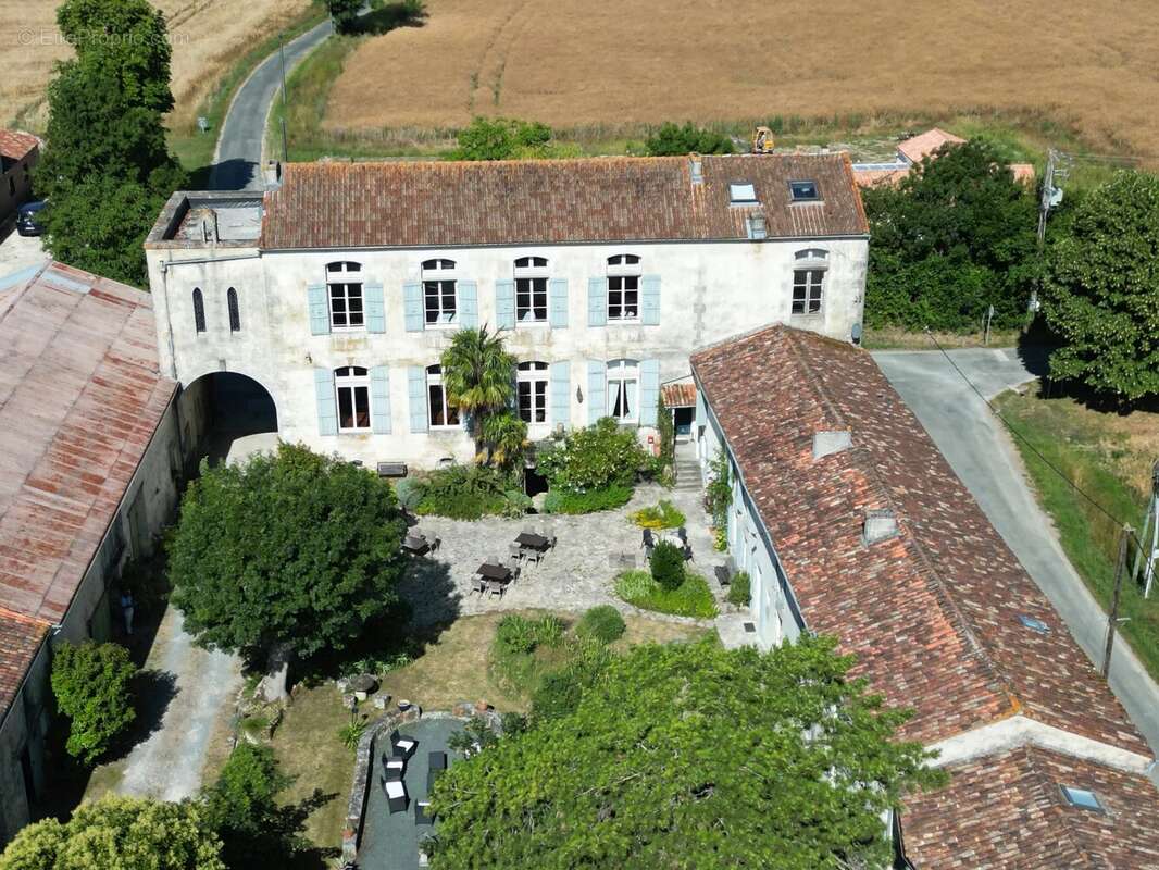 Superbe manoir, chapelle et 7 gîtes en bordure d'un village animé - photo 5