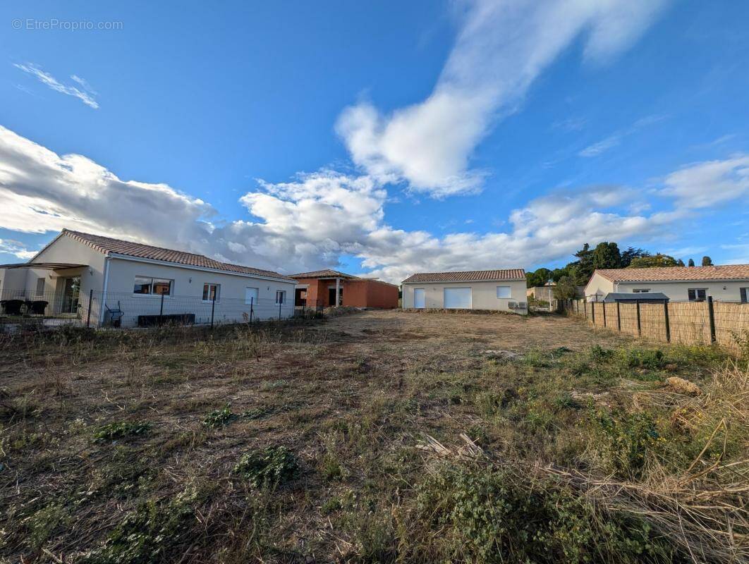 Terrain à POUZOLLES