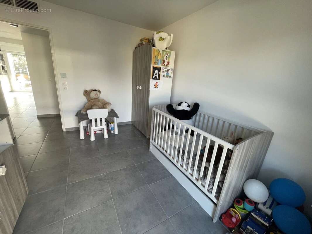 Appartement à CHATEAUNEUF-VILLEVIEILLE