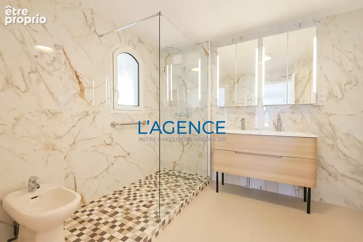 Appartement de 85 m2 avec terrasse de 70 m2 et vue dégagée, commerces à pied, avec deux garages - photo 7