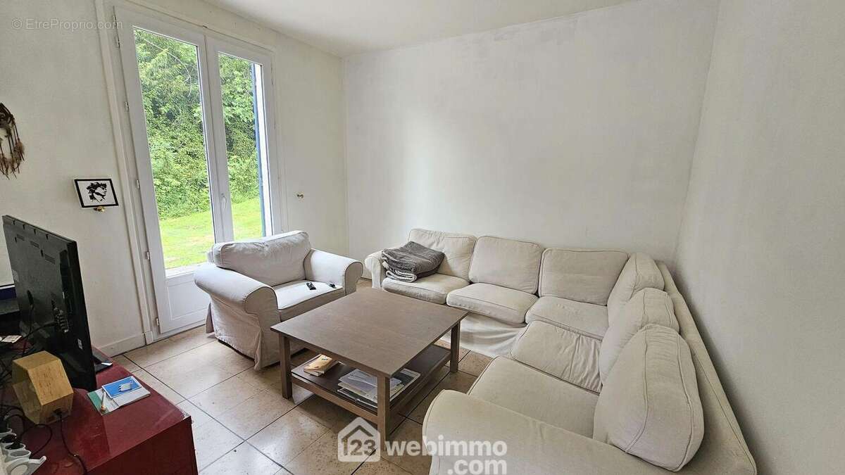 Une salle à manger de 12 m² avec un accès sur la terrasse. - Maison à MILLY-LA-FORET