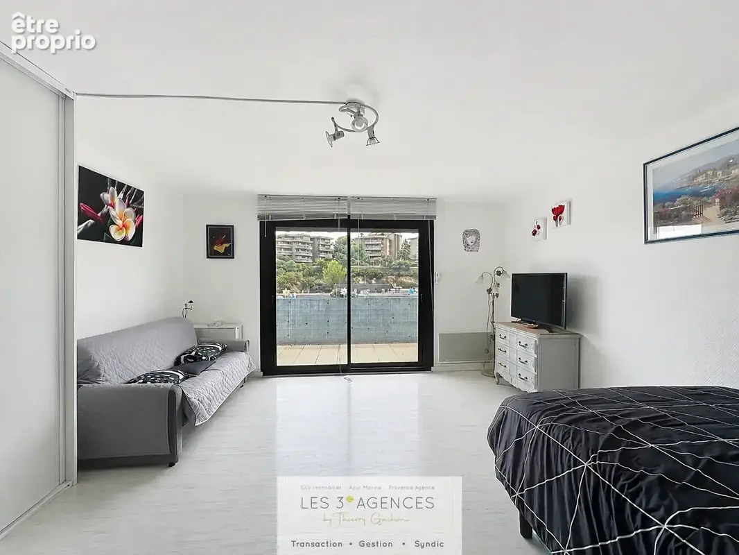 Grand t1 climatise - dernier etage - centre-ville - photo 3