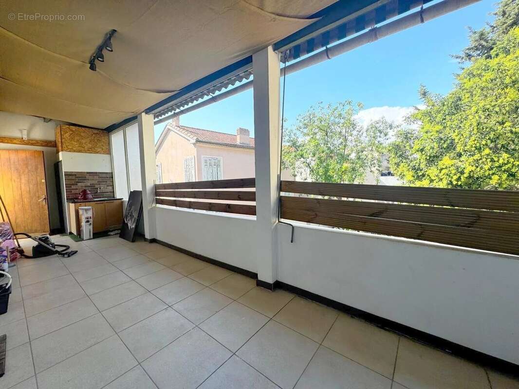 La Seyne haut de villa + parking - photo 2