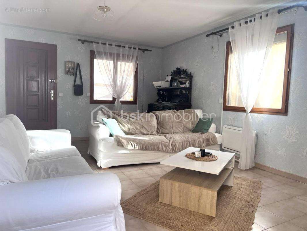 Maison F3 à rafraichir de plain pied de 94,46  m2, 2 chambres sur 191 m2 de terrain - photo 3