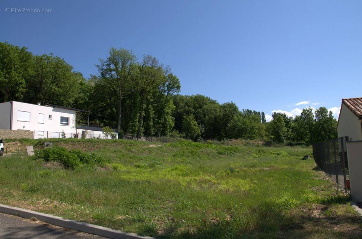 Terrain à MONTELIMAR