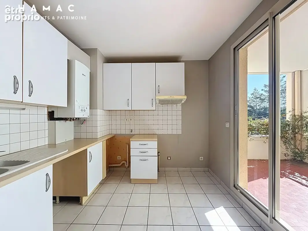 LYON 4 – CROIX-ROUSSE - T3 de 69 m² avec terrasse, piscine, garage et cave - photo 4