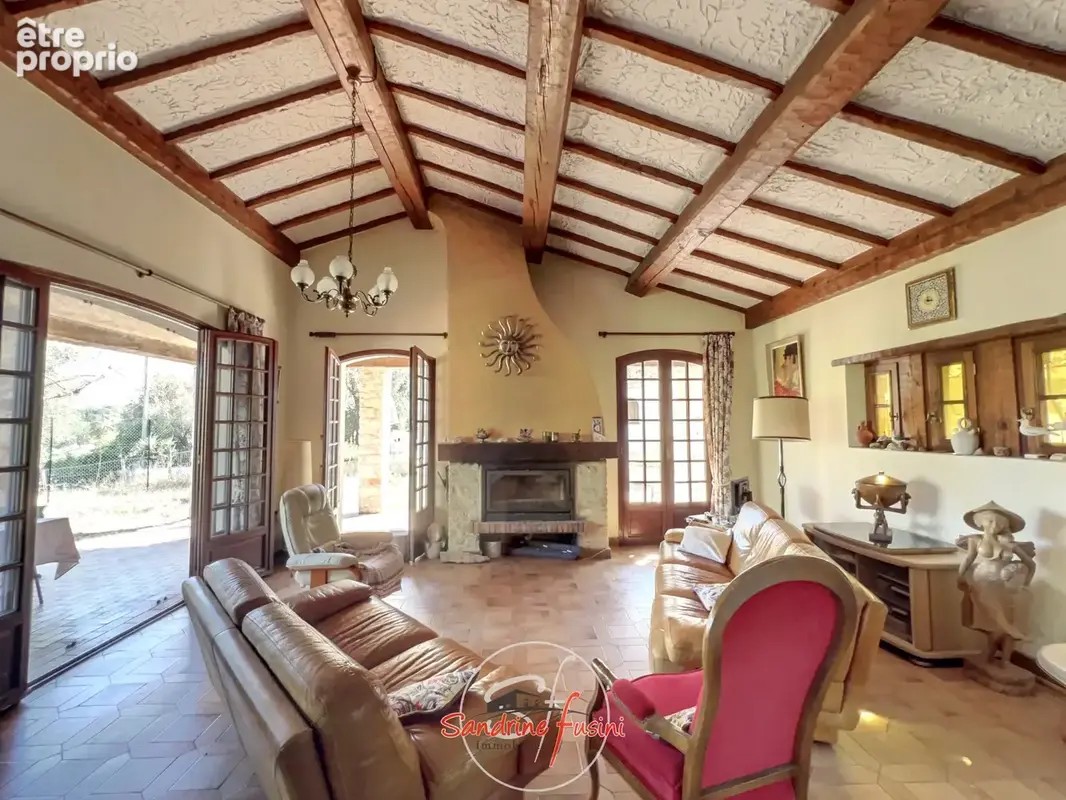 Villa de caractere - beaux volumes - piscine et terrain - photo 3