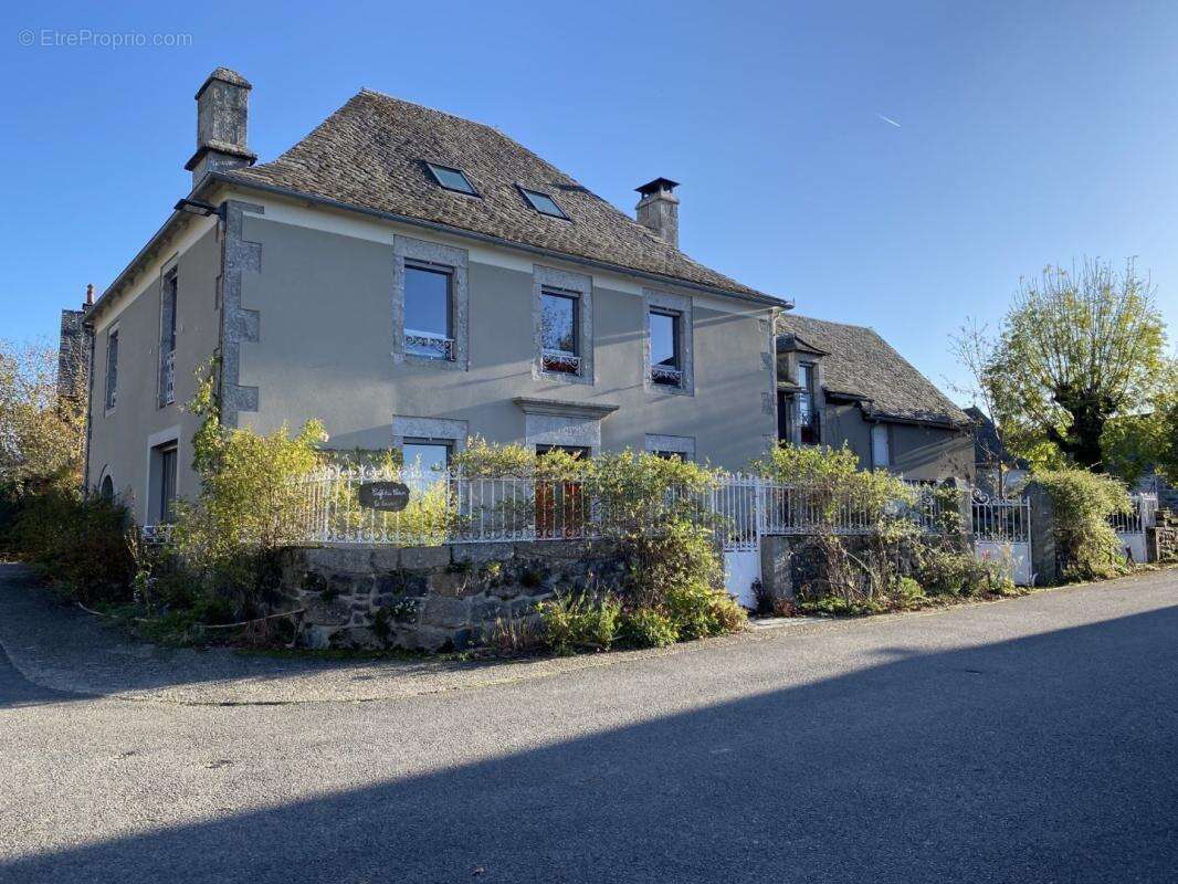 Maison à SAINTE-GENEVIEVE-SUR-ARGENCE