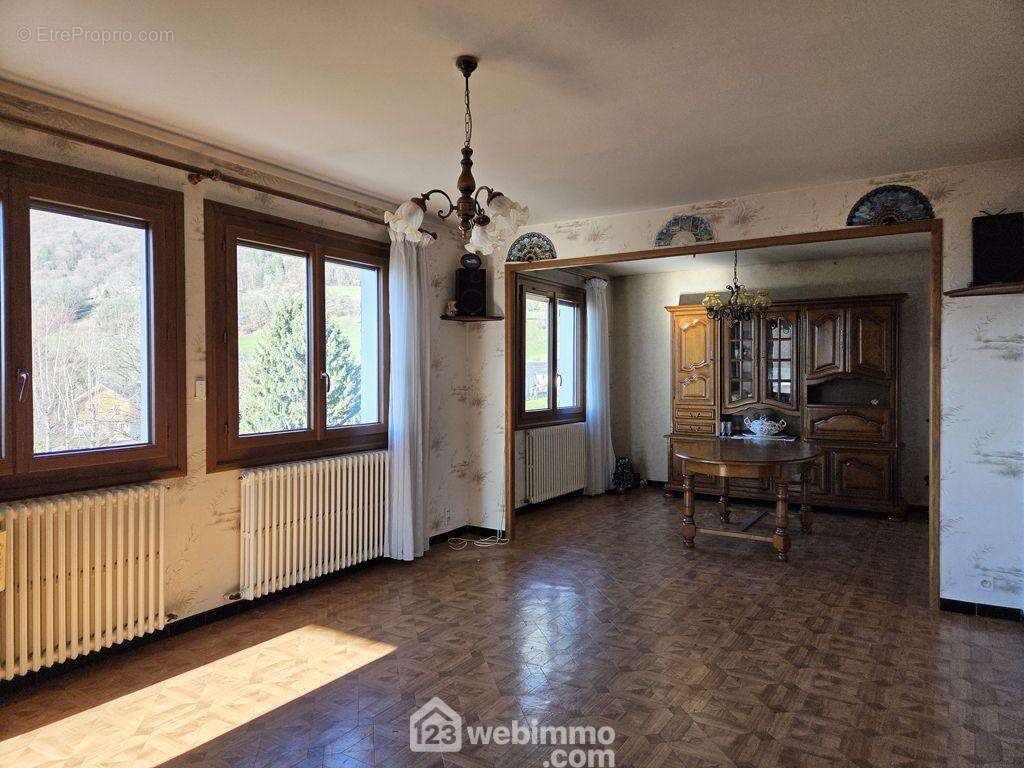 d'un salon / salle à manger de 32 m² - Maison à MERCURY