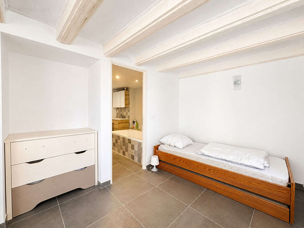 Collonges-sous-Salève à 215 m², 4 chambres et de beaux volumes aux portes de Genève. - photo 4