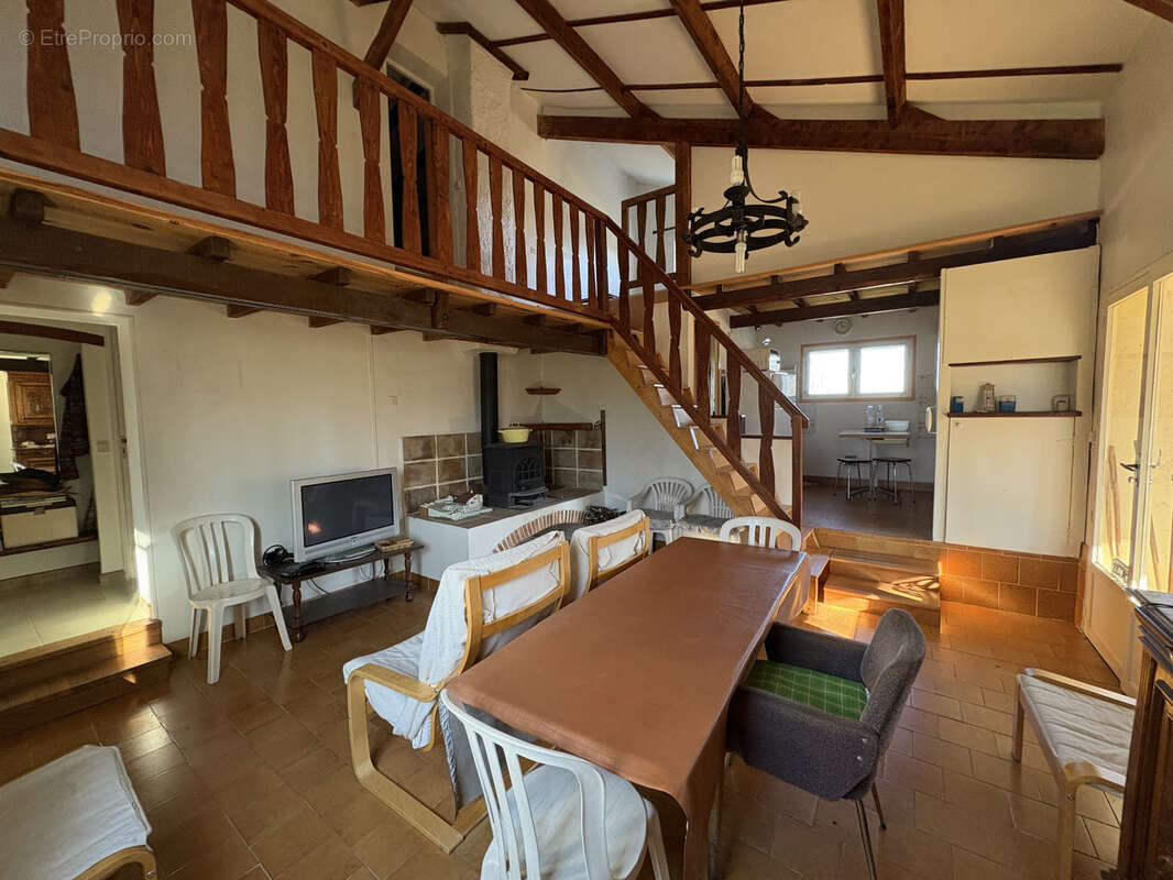 Maison à MEYRANNES