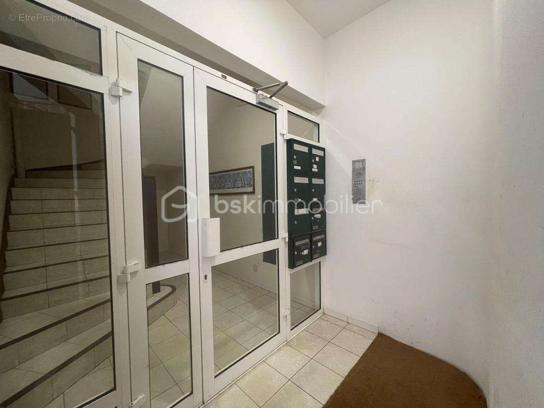 97300 – cayenne centre-ville – immeuble mixte 510 m² – 5 logements loués – locaux professionnels – ascenseur privatif – 4 statio - photo 3