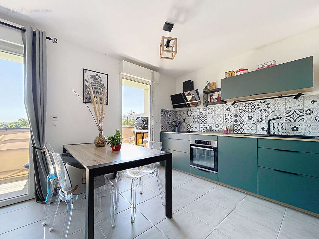 Appartement à LA ROQUE-D'ANTHERON