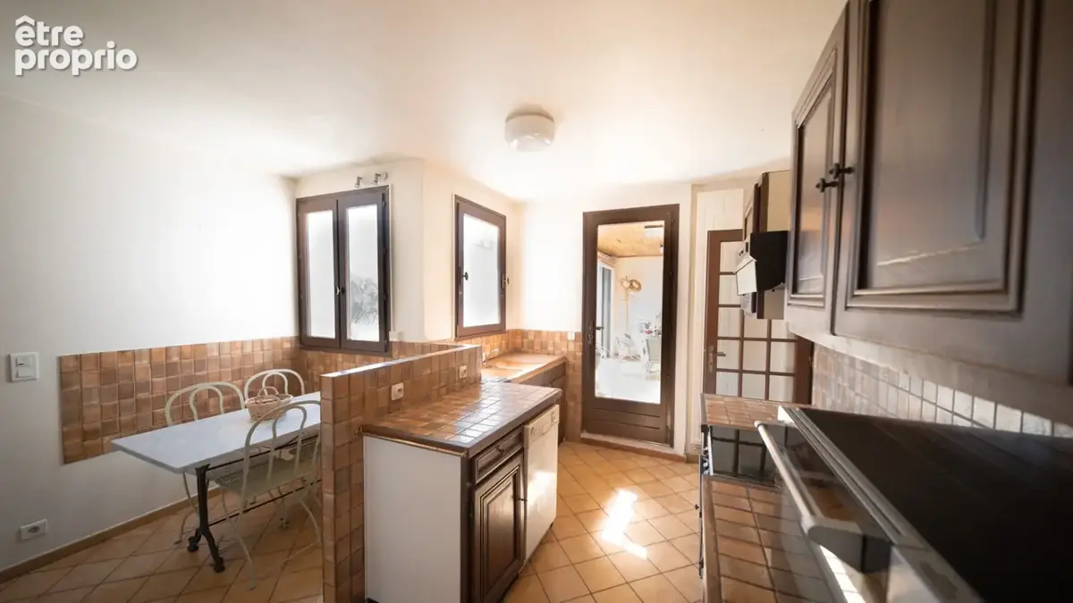 Lançon-de-Provence – Maison de charme T5 de 150 m² avec patio, terrasse panoramique, studio et garage - photo 11